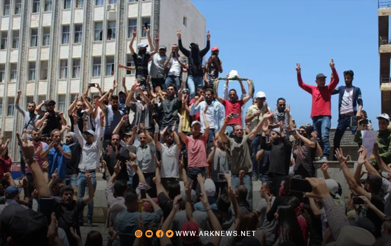 محتجو السويداء: إسرائيل تقـ.ـصف دمشق، والأسد يرد في إدلب وحلب 