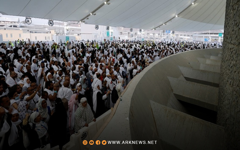 حجاج بيت الله الحرام يرمون الجمرات الثلاثة 