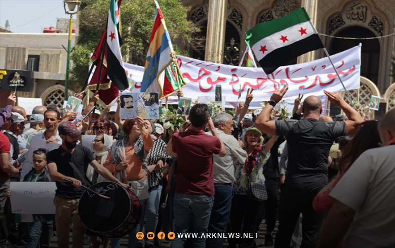 السويداء.. المتظاهرون يمزقون صورة بشار الأسد من الكراج الشمالي للمدينة 