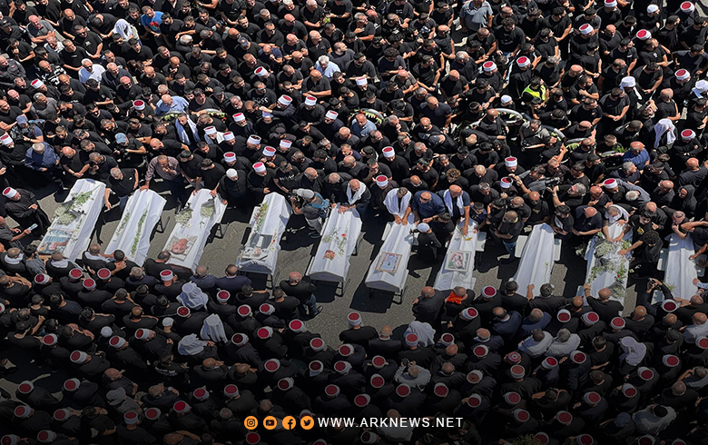 الآلاف يشيعون جثامين 12 طفلا قتلوا جراء قصف صاروخي في الجولان 