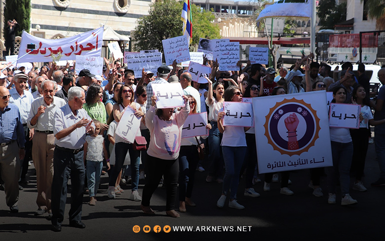 أهالي السويداء يحتلفون بالذكرى السنوية الأولى للحراك السلمي ضد النظام 