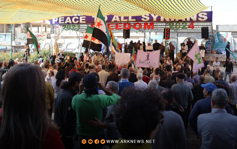 السويداء.. العشرات يتجمعون في ساحة الكرامة للمطالبة بإسقاط النظام السوري 