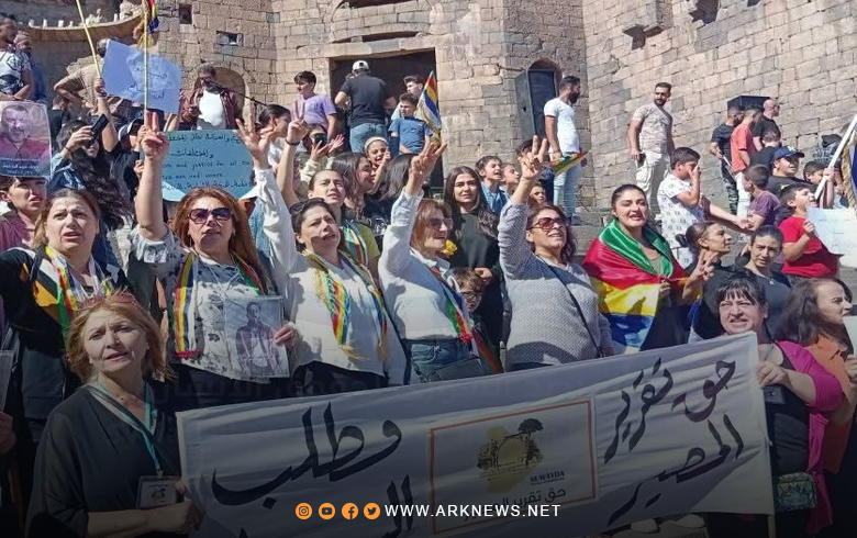 السويداء.. متظاهرون يرددون شعارات مناهضة للحكومة الانتقالية السورية 