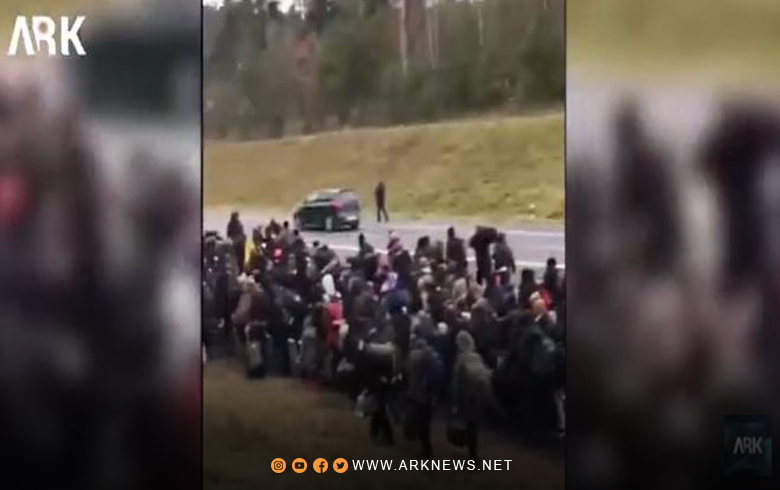 بالفيديو.. المئات من المهاجرين عالقين على الحدود البيلاروسية البولندية