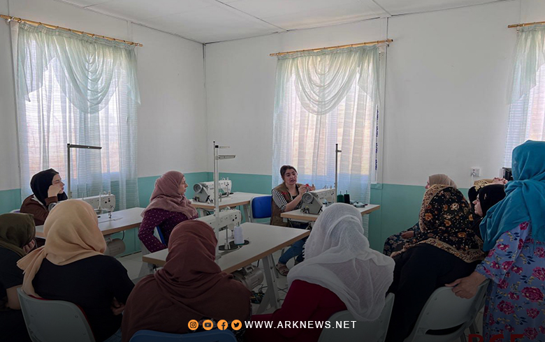 مؤسسة بارزاني الخيرية تختتم دورة لتعليم الخياطة في مخيم باسرمة 