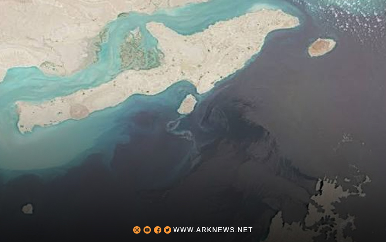 صور أقمار صناعية تظهر وجود عدة بقع نفظية كبيرة في مضيق هرمز 