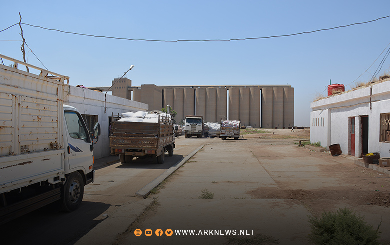Gangs steal bags of wheat from vehicles in front of the PYD Asayish, and threaten to kill them