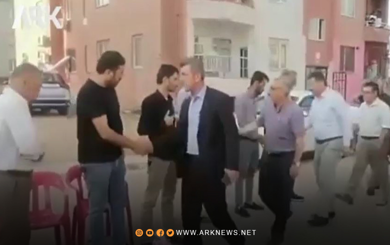 شاندەكە ریخستنا دهۆكێ یا پەدەكەسە ب سەرۆكاتیا حاجی كالۆ بەشداری د بەهیداریا خەباتكار ئیسماعیل حاجی حەسەن دە كر 