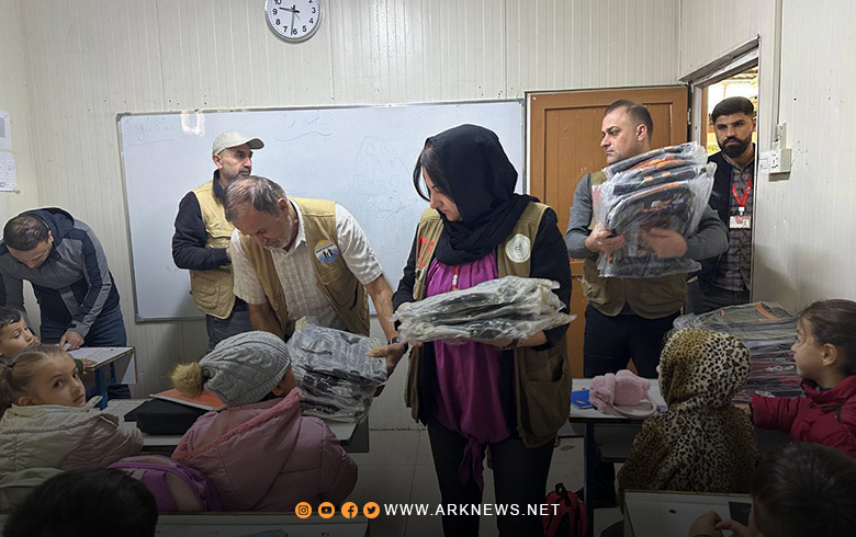 دوميز.. بارزاني الخيرية توزع الحقائب المدرسية على الطلاب 