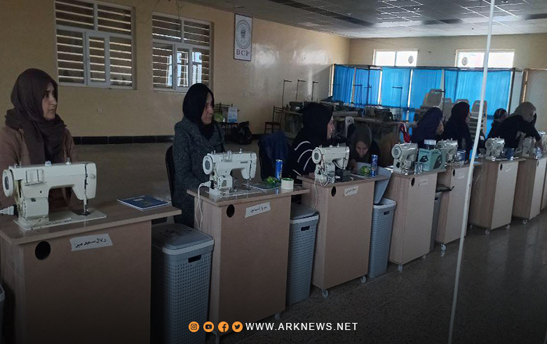 مخيم دارشكران.. بارزاني الخيرية تفتتح دورة مهنية لتعليم الخياطة