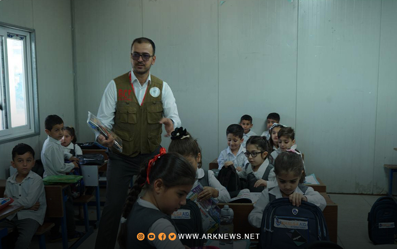 بارزاني الخيرية توزع الحقائب والقرطاسية على الطلاب في مخيم دوميز
