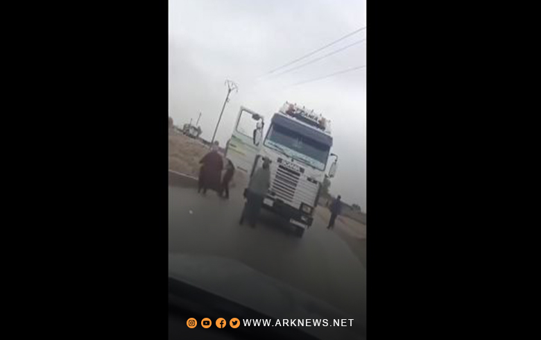 دير الزور.. الأهالي يعترضون طريق صهاريج النفط التابعة للحكومة 