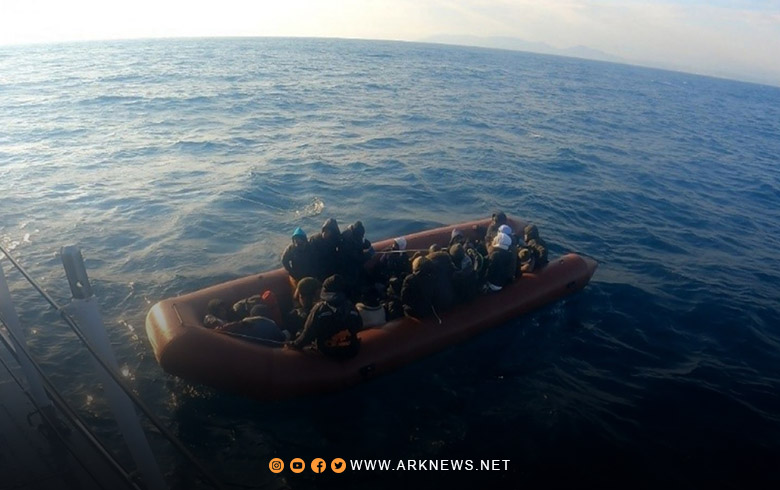 قارب يقل 27 مهاجرا يغرق في بحر إيجة