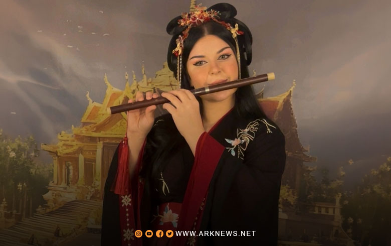 عازفة كوردية تضفي روح الموسيقى الكوردية على آلة 