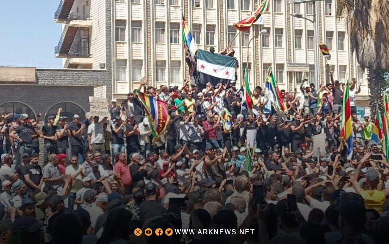السويداء.. تعليق الإضراب واستمرار المظاهرات