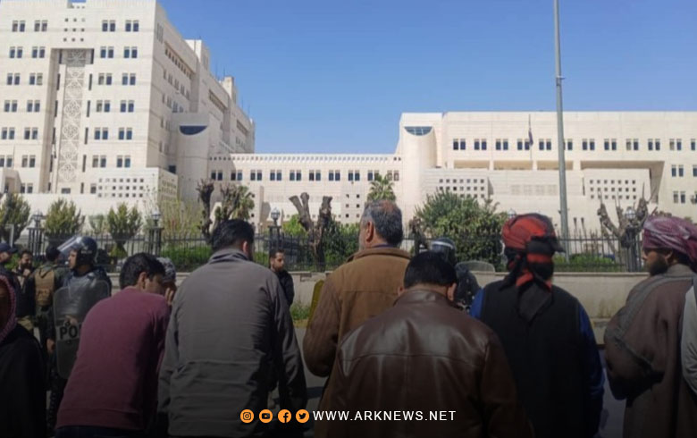 دمشق.. معتصمون يطالبون بكشف مصير معتقلين سوريين نُقلوا إلى العراق