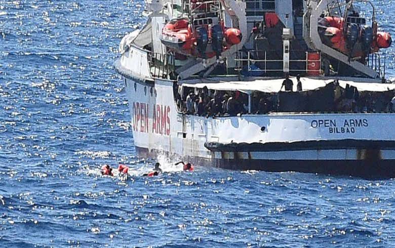 إسبانيا ترسل سفينة عسكرية لنقل المهاجرين من سفينة عالقة قبالة إيطاليا