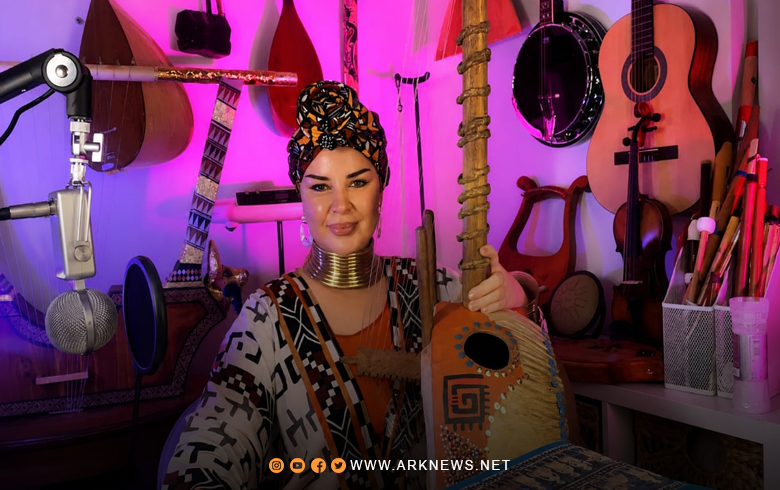 موسيقية كوردية تحيي آلة 