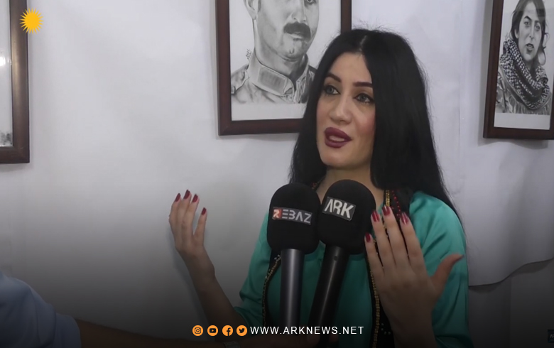 Hunermend Niştîman Kîkî dahatên Pêşangeha xwe pêşkêşî malbatên Şehîdan dike