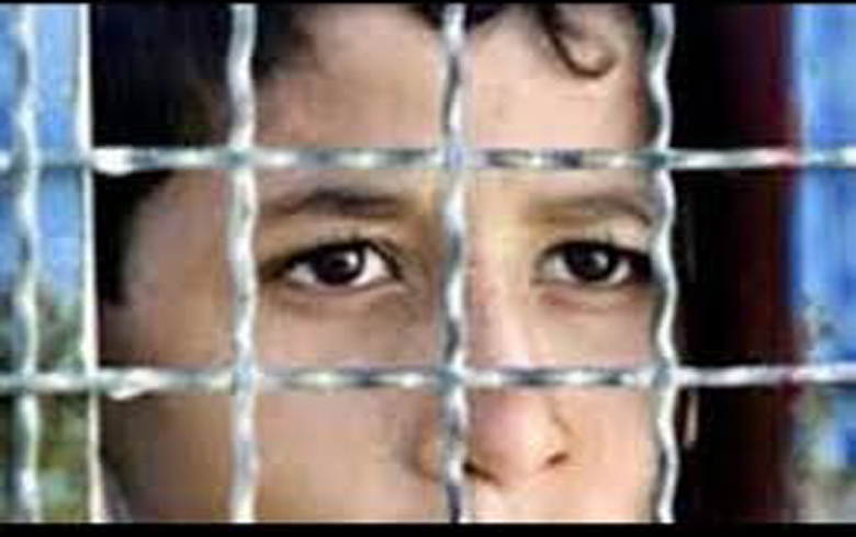 لأنه “مشاغب”.. أب يسجن طفله في غرفة أشبه بـ”حظيرة حيوانات” بريف اللاذقية