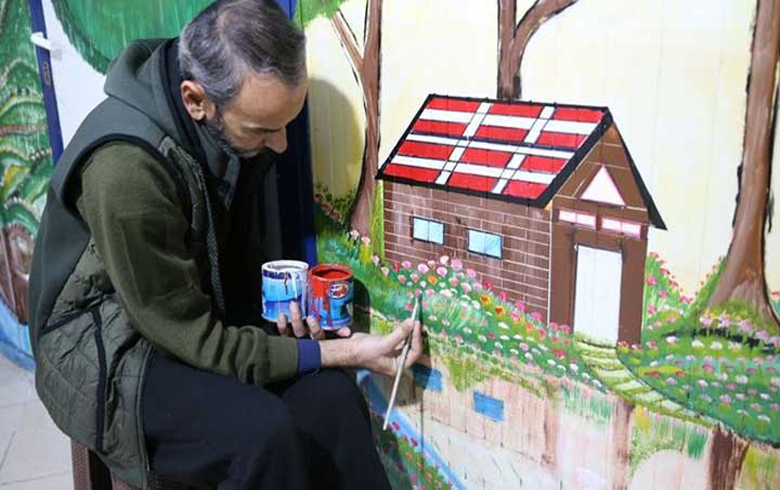 لاجئ سوري في تركيا يرسم لنسيان مرضه بالسرطان