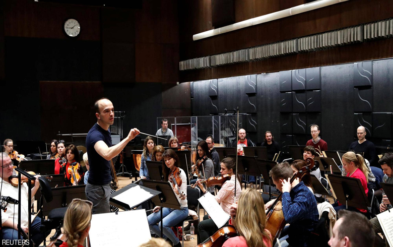 تجربة نادرة للصم.. يسمعون موسيقى بيتهوفن من خلال اللمس 