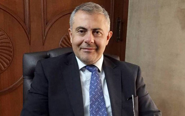 ناشطون يطردون محافظ بيروت بالمكانس والحجارة 