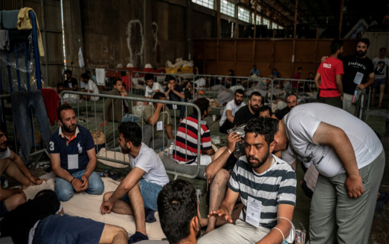 اليونان.. تفاصيل مروعة عن سفينة اللاجئين المنكوبة
