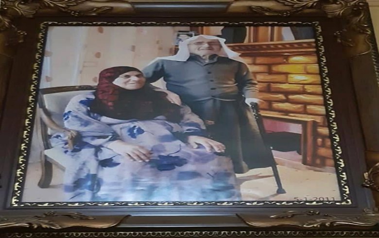 امرأە كوردیة تساند زوجها حيًّا وميتًا