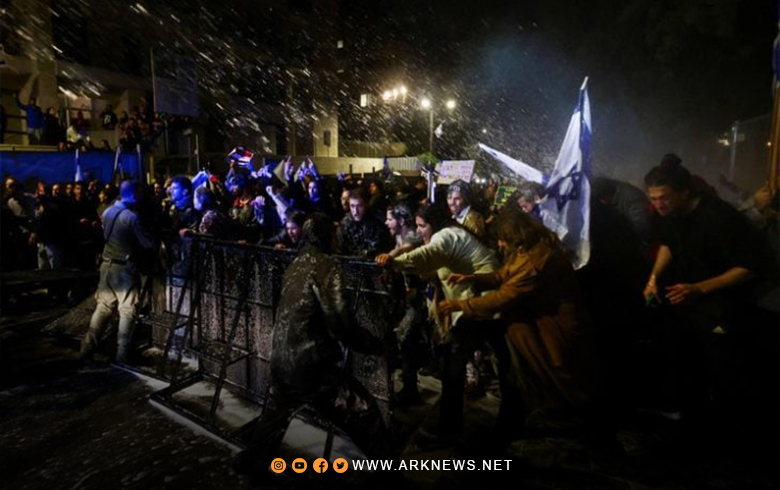 آلاف الإسرائيليين يحتجون على إقالة وزير الدفاع والجيش يعلن حالة التأهب