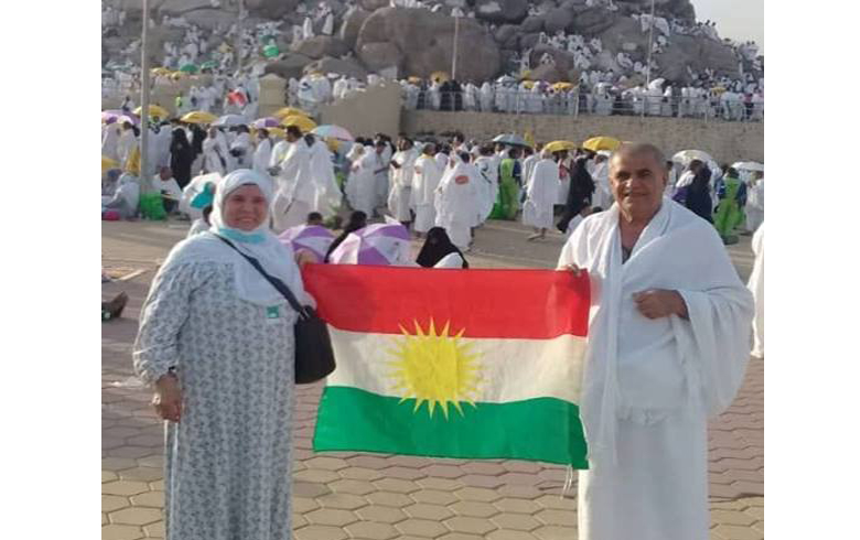 من هما الكورديان اللذان رفعا علم كوردستان في الحج