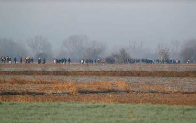 Hundreds of Refugees Gather at Turkey-Greece Border