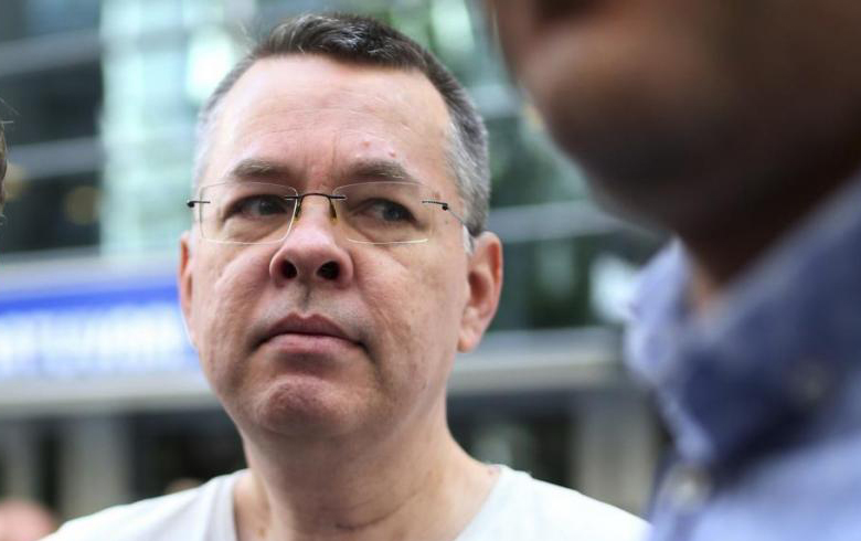 تعرّف على القس الذي تسبب بتدهور العلاقات بين أمريكا وتركيا