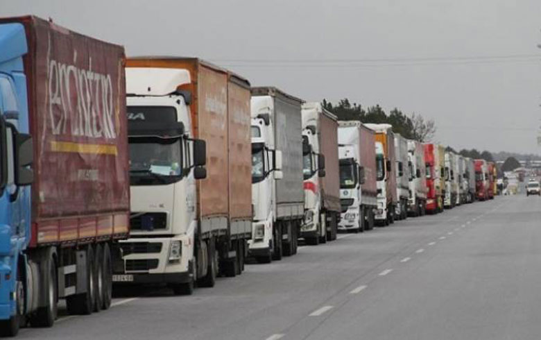 إدخال نحو 100 شاحنة مساعدات إلی محافظة إدلب