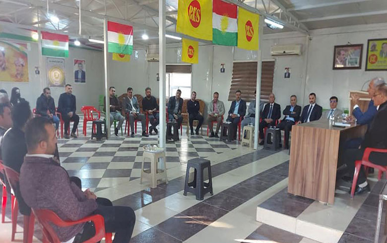 A delegation from the ENKS representative in Kurdistan meets a group of teachers in Duhok