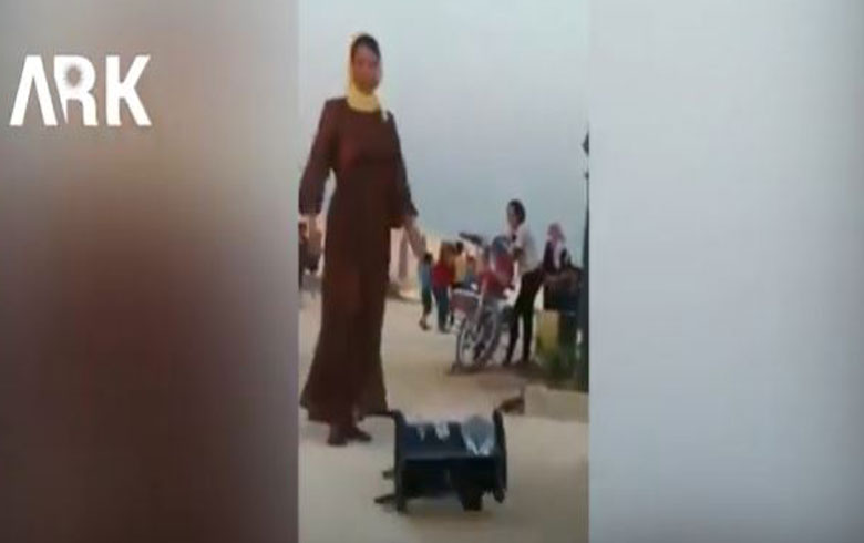 ڤیدیۆ .. گۆتنێن دوور ژ ره‌وشتێ ژ ژنه‌كێ ره‌ ل كامپێن ده‌ربده‌رێن عه‌فرینێ تێن كرن 