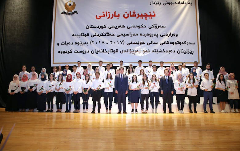 نيجرفان بارزاني يقوم بتكريم الطلبة الأوائل لخريجي الصف الثاني عشر