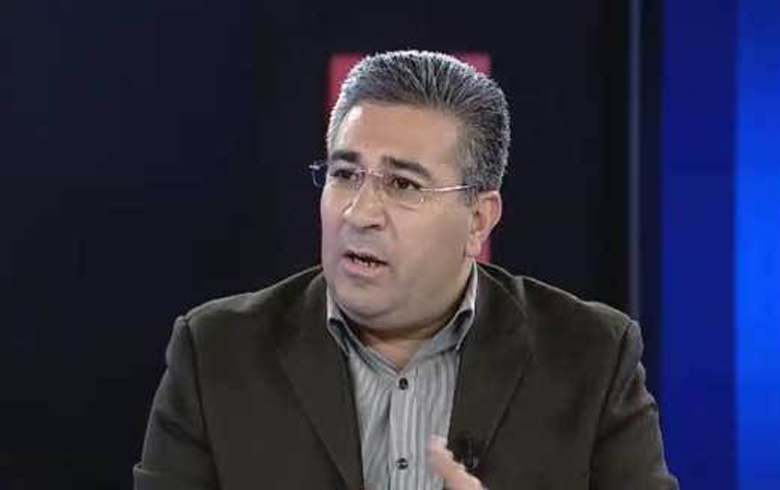  سه‌ركرده‌يه‌كي په‌ده‌كه‌سێ  ئه‌شكه‌ره‌ كر كو دبه‌ ژبه‌ري جه‌ژنێ ڤه‌ گرتيێن سياسي ل كوردستانا سووريي سه‌ربه‌ست وه‌رن به‌ردان.