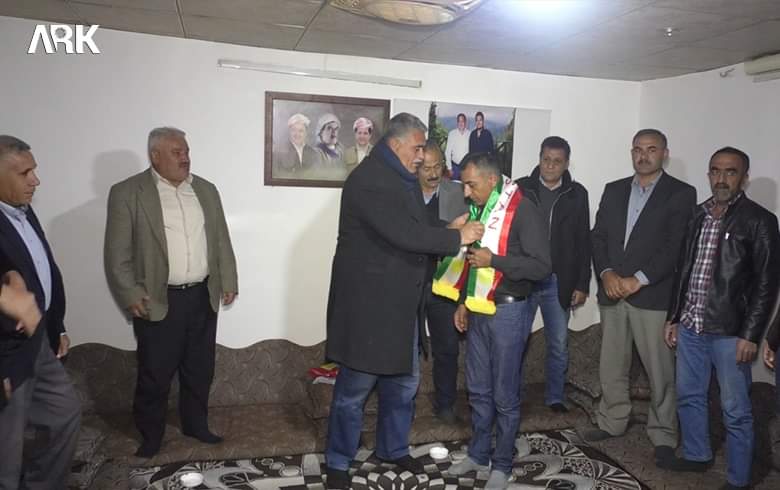 A delegation from the Kawergosik Organization of the PDK-S congratulates officers of Roj Peshmerga