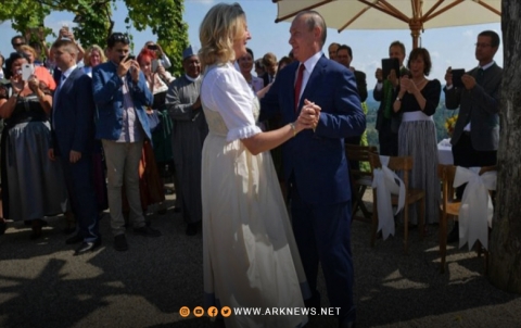 وزيرة نمساوية تستخدم قاعدة حميميم لنقل زوج من الأفراس الصغيرة 