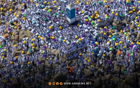 الحجاج يقفون على صعيد عرفات لأداء الركن الأعظم