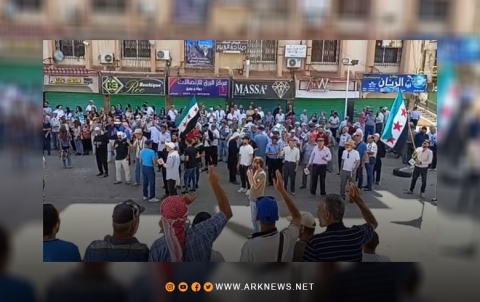 رغم استهدافها بالقنابل.. عشرات المتظاهرين يتجمعون في ساحة الكرامة بالسويداء رغم استهدافها بالقنابل.. عشرات المتظاهرين يتجمعون في ساحة الكرامة بالسويداء