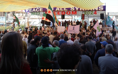 السويداء.. العشرات يتجمعون في ساحة الكرامة للمطالبة بإسقاط النظام السوري السويداء.. العشرات يتجمعون في ساحة الكرامة للمطالبة بإسقاط النظام السوري