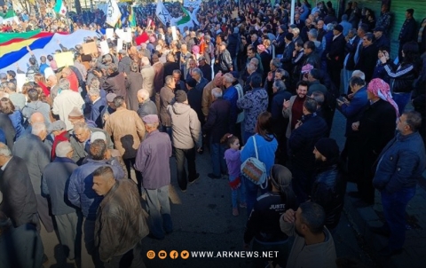 متظاهرو السويداء يجددون المطالبة برحيل الأسد 