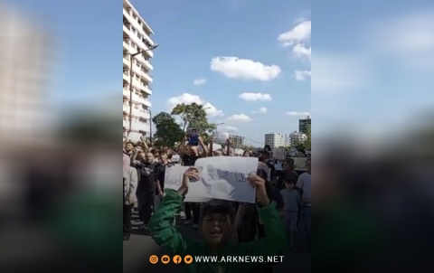 اللاذقية.. محتجون يطالبون بالكشف عن مصير الطفل 