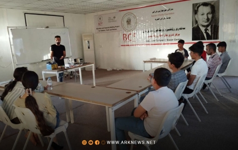 مخيم دارشكران.. بارزاني الخيرية تفتتح دورة لصيانة الموبايل
