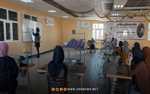 بارزاني الخيرية تفتتح دورة تعليم لتصميم الحقائب في مخيم دارشكران
