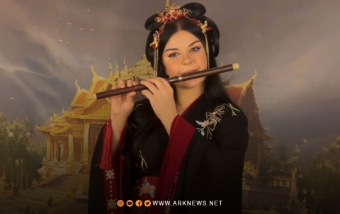 عازفة كوردية تضفي روح الموسيقى الكوردية على آلة 