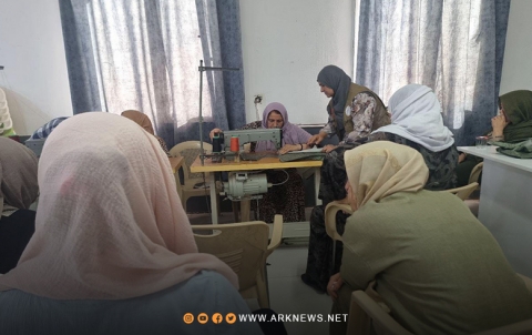 مخيم قوشتبة.. بارزاني الخيرية تفتتح دورة لتصميم الحقائب اليدوية