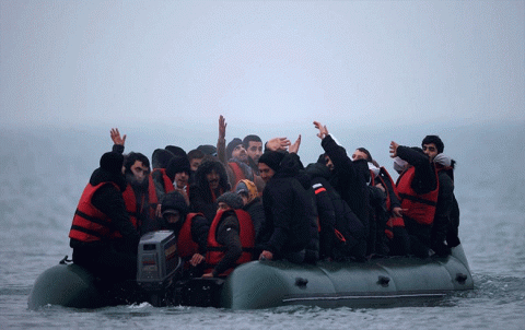 بريطانيا .. أكثر من 28 ألف مهاجر عبروا بحر المانش العام الماضي
